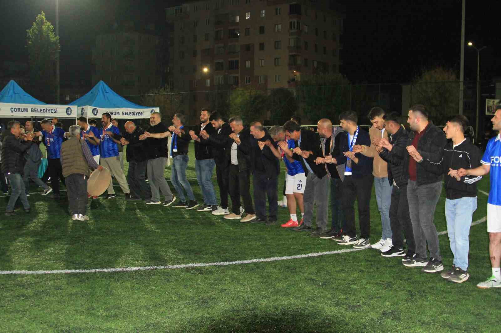 ÇORUM’DA 65 KÖYÜN FUTBOL MÜCADELESİ: ŞAMPİYONLUĞU HALAY ÇEKİLEREK KUTLADILAR