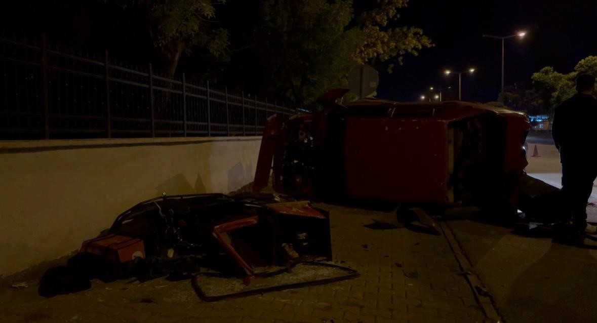KARŞI YOLA GEÇEN OTOMOBİL, MOTOSİKLETE ÇARPTI: 1 AĞIR YARALI