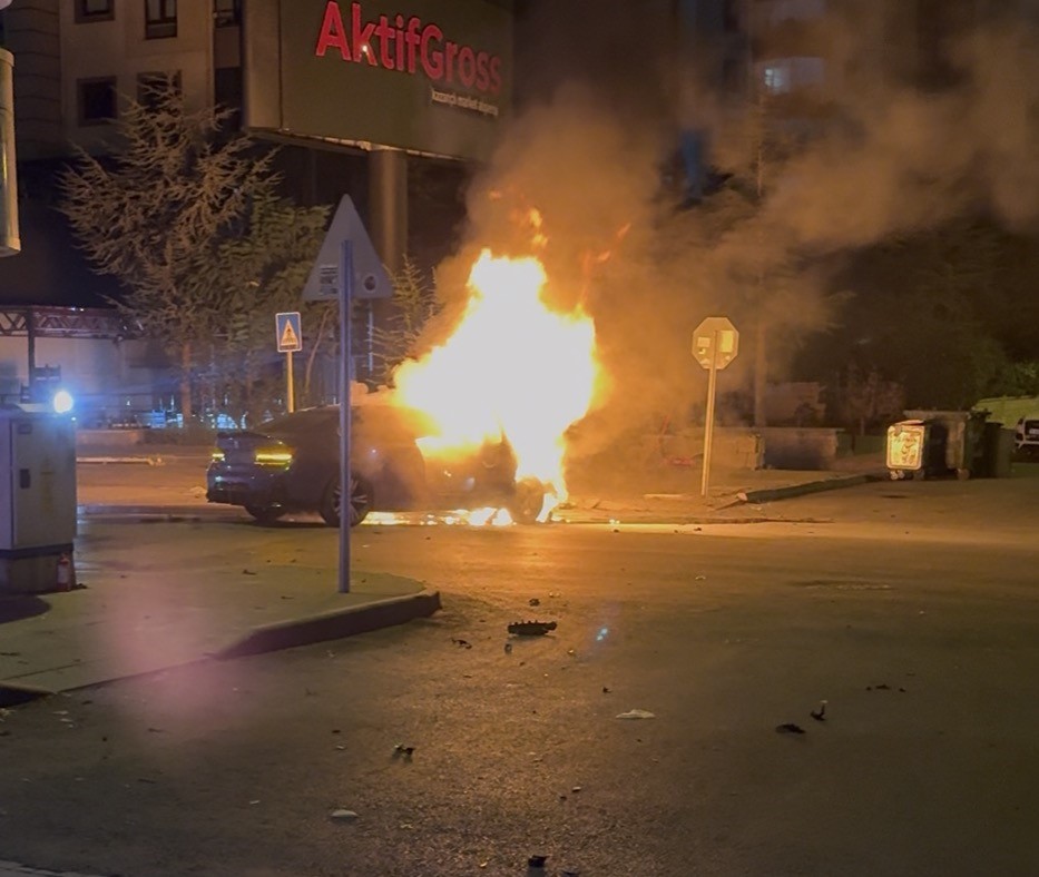 KAYSERİ’DE PARK HALİNDEKİ OTOMOBİLE VE AĞACA ÇARPAN OTOMOBİL ALEV ALDI: 1’İ AĞIR, 2 YARALI