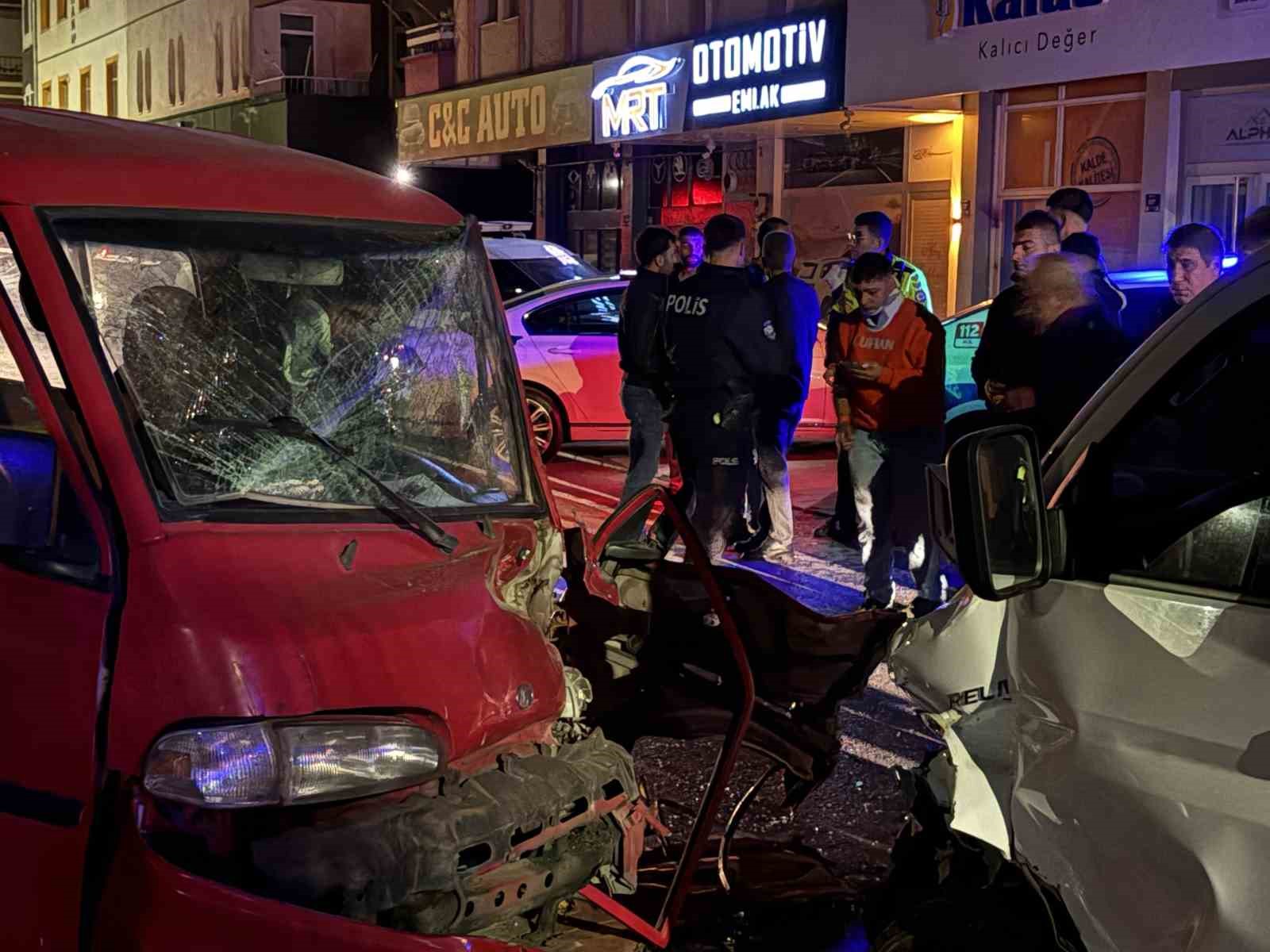PİKAPLA KAFA KAFAYA ÇARPIŞAN KAMYONET SÜRÜCÜSÜ ARAÇTA SIKIŞTI: 2 YARALI