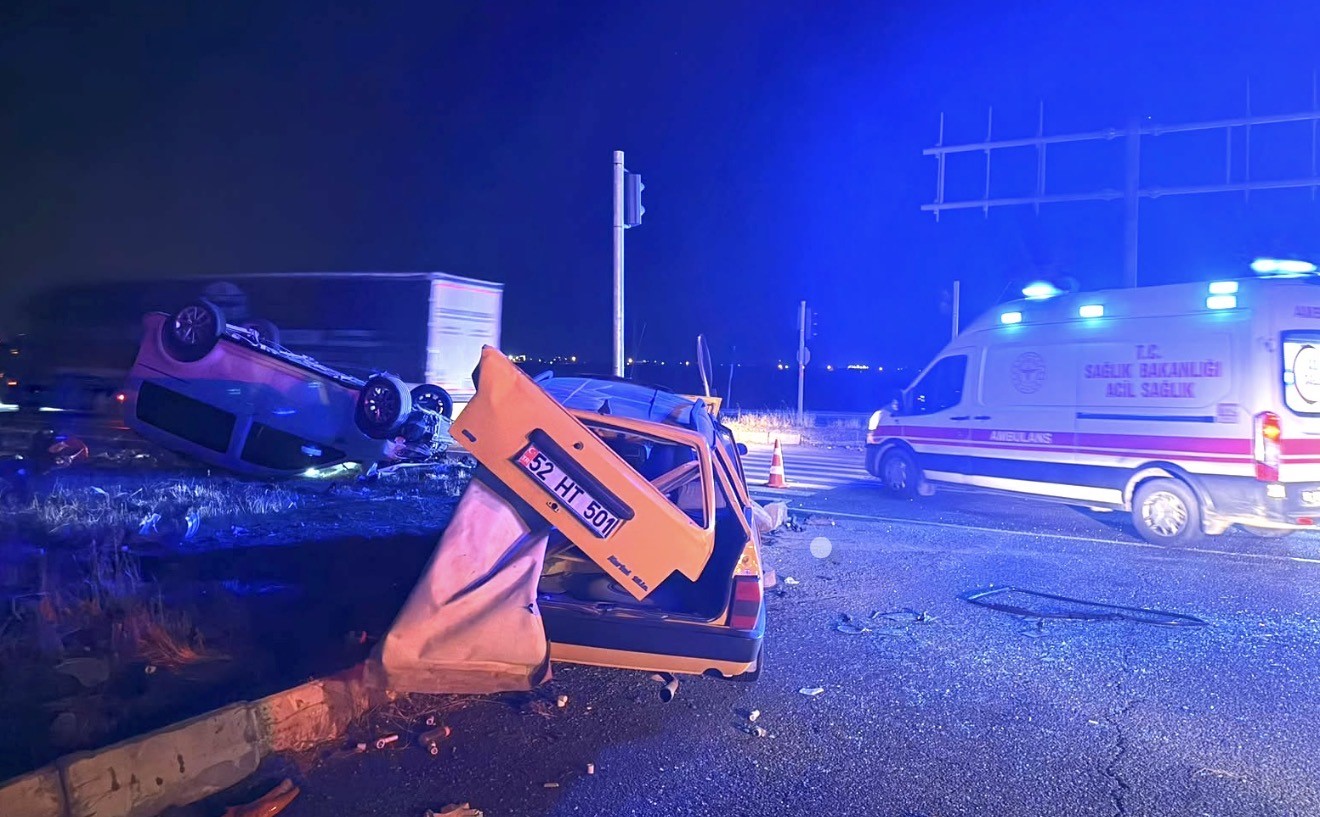 HAFİF TİCARİ ARAÇ İLE OTOMOBİL ÇARPIŞTI: 3’Ü AĞIR, 7 YARALI
