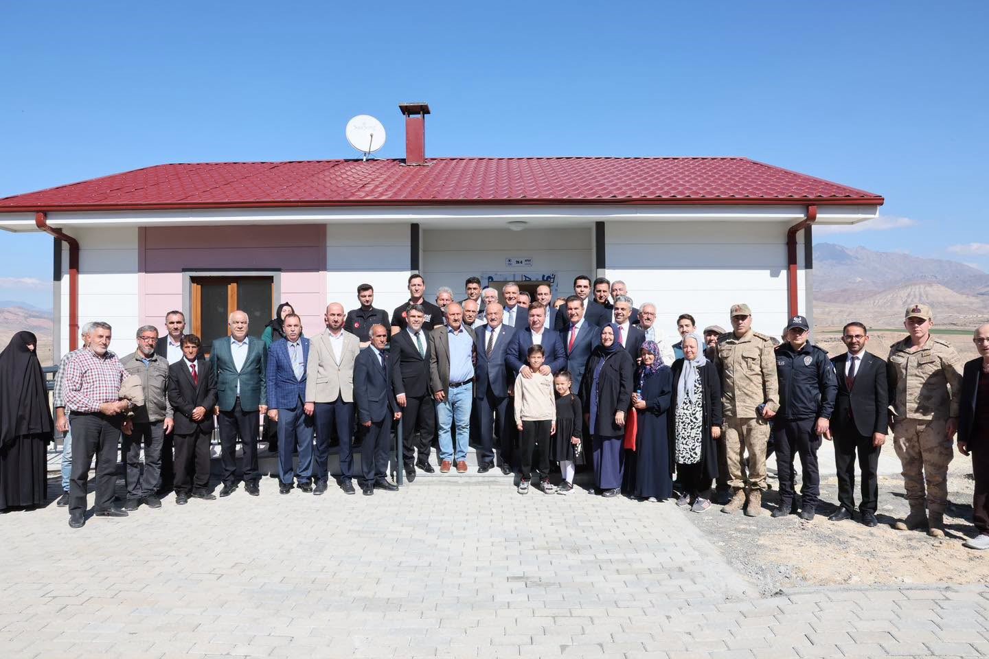 AFAD KONUTLARININ ANAHTARLARI HAK SAHİBİ AİLELERE TESLİM EDİLDİ