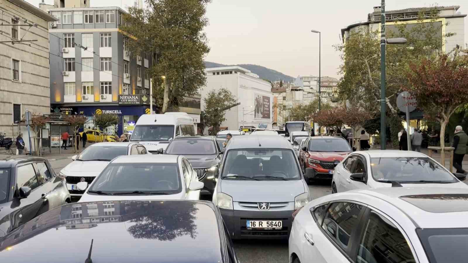 BURSA’DA SABAH NAMAZI YOĞUNLUĞU: TRAFİK TEK ŞERİDE DÜŞTÜ