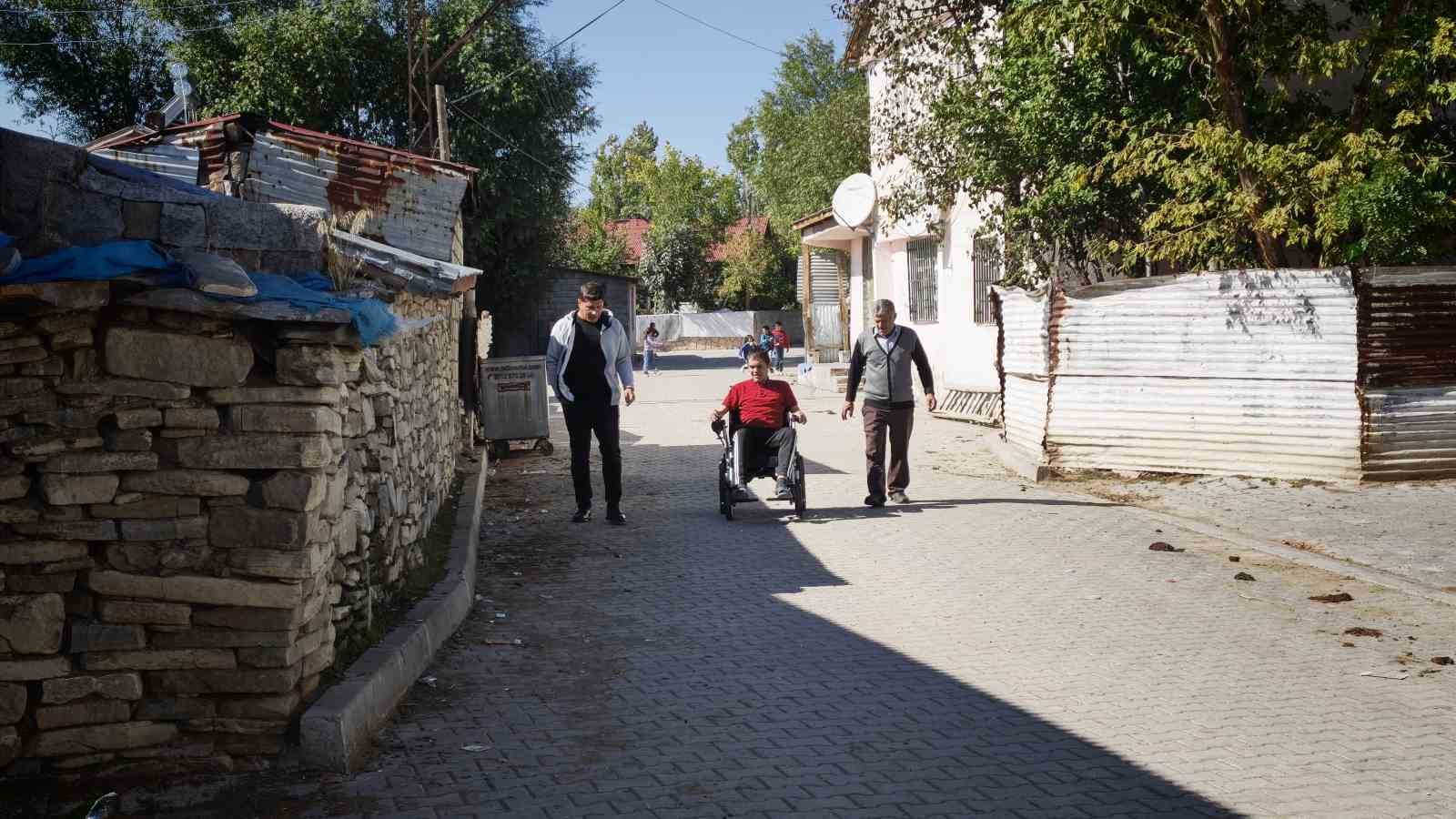 MUŞ’TA 20 YAŞINDAKİ GENCE AKÜLÜ SANDALYE DESTEĞİ
