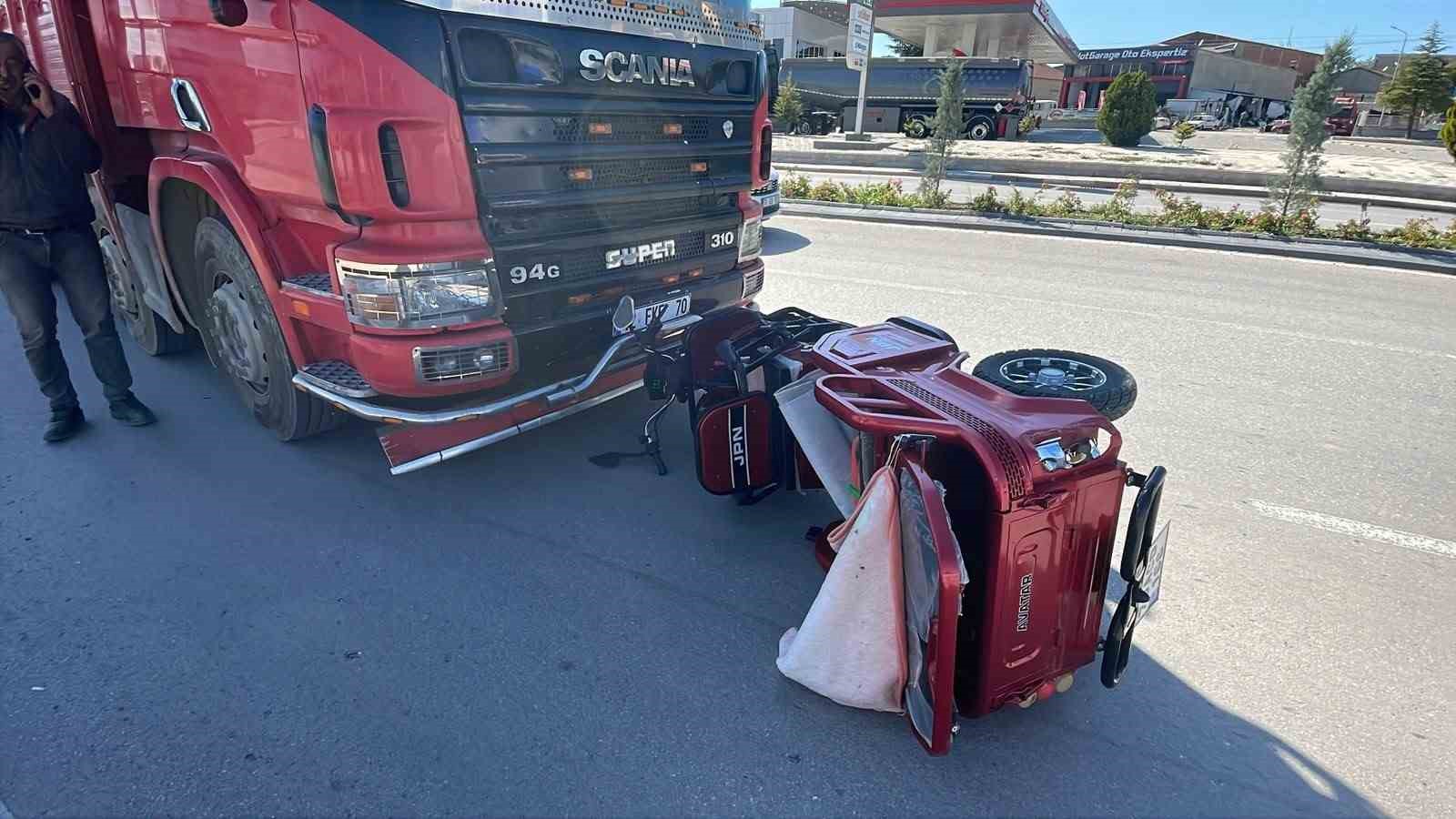 KAMYONLA ÇARPIŞAN ELEKTRİKLİ BİSİKLET 10 METRE SÜRÜKLENDİ: 2 YARALI