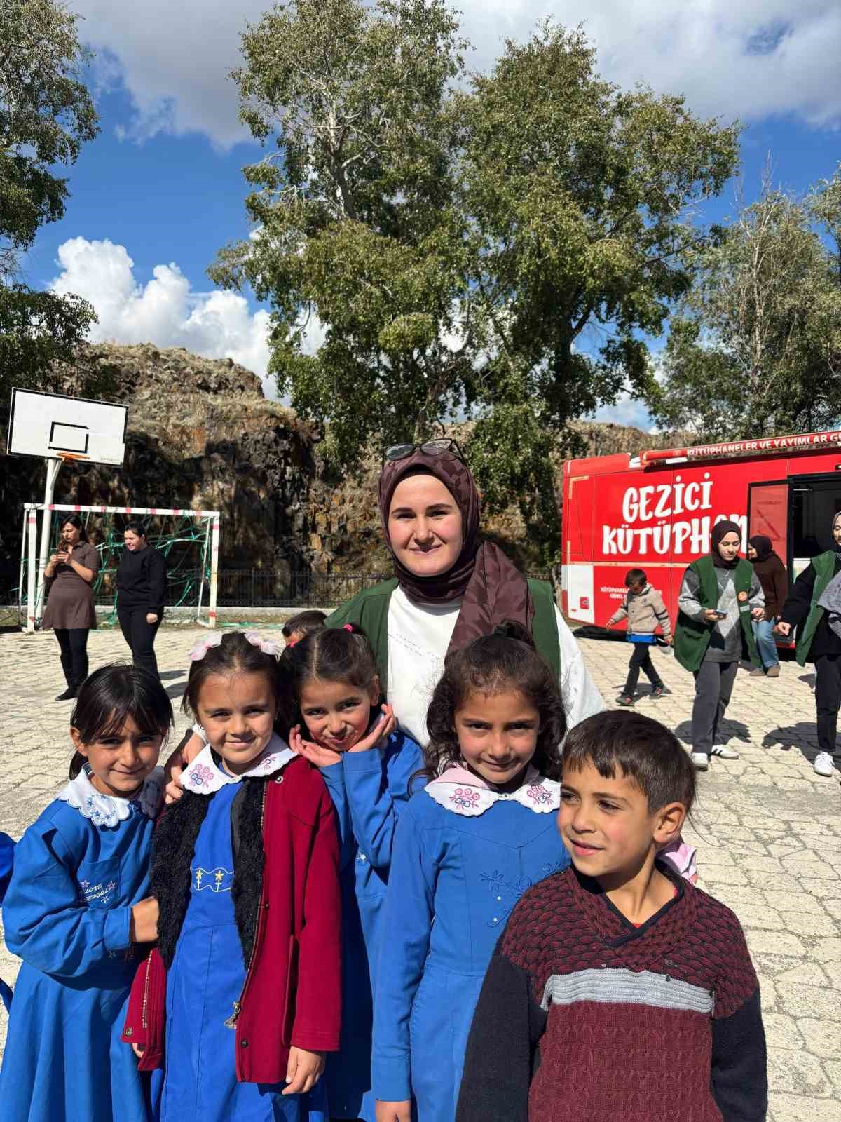 YEŞİLAY’DAN ÇERME KÖYÜ’NDEKİ ÇOCUKLARA ANLAMLI ZİYARET