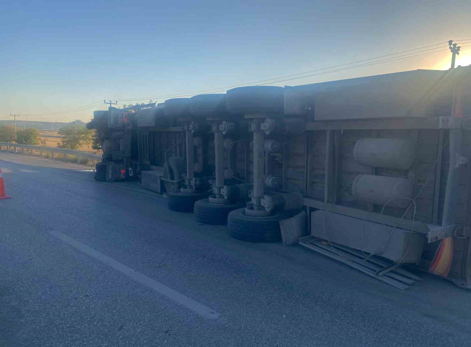 KONYA’DA PANCAR YÜKLÜ TIR DEVRİLDİ: 1 YARALI