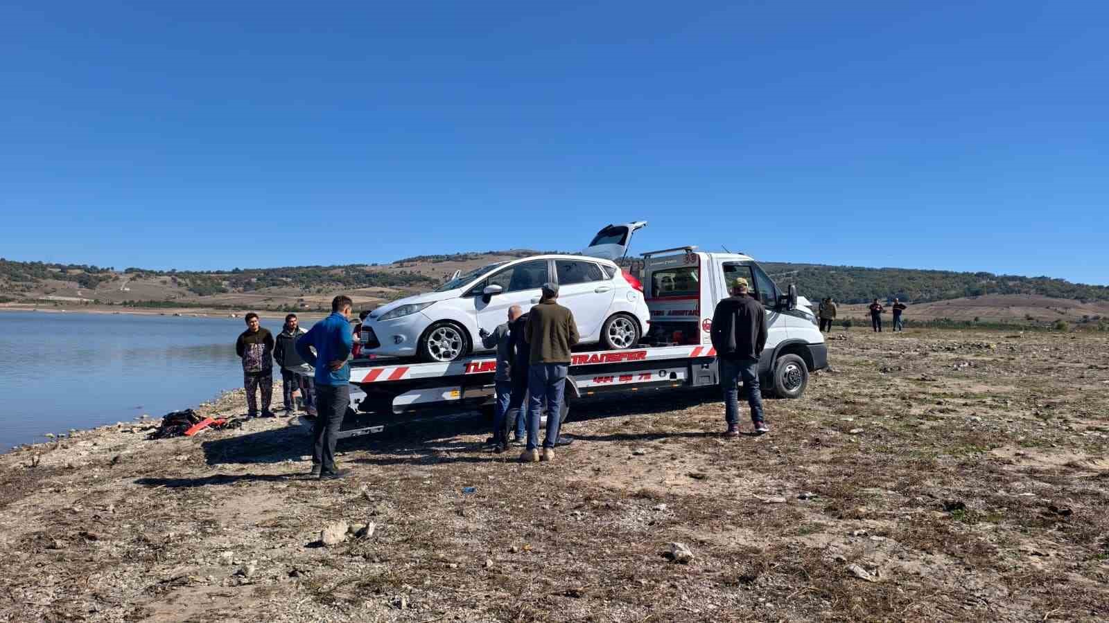 BALIK TUTMAYA GİTTİKLERİ BARAJA ARAÇLARI DÜŞTÜ
