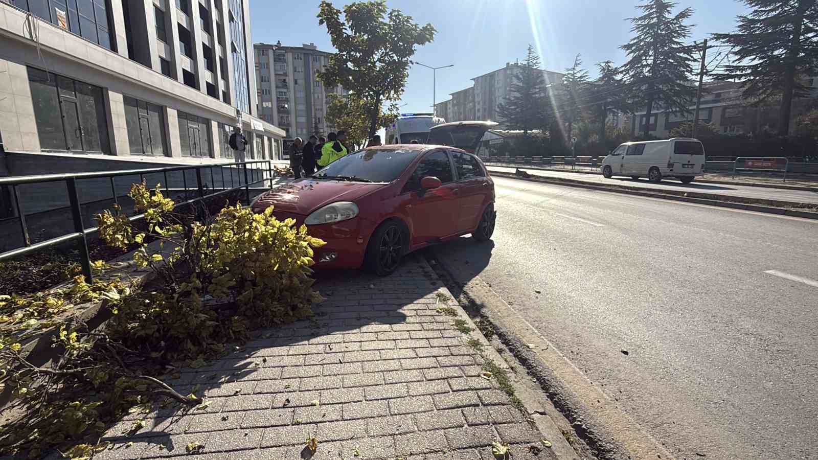 ESKİŞEHİR’DE ALKOLLÜ SÜRÜCÜ ORTALIĞI BİRBİRİNE KATTI: ÖNCE GERİ KAÇIRDI, SONRA TERS YÖNE GİRDİ
