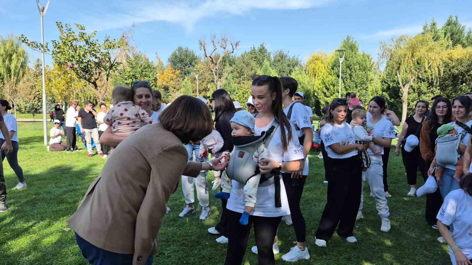 PARKTAN ÇIKARILAN ANNELERİ AYŞE ÜNLÜCE AĞIRLADI