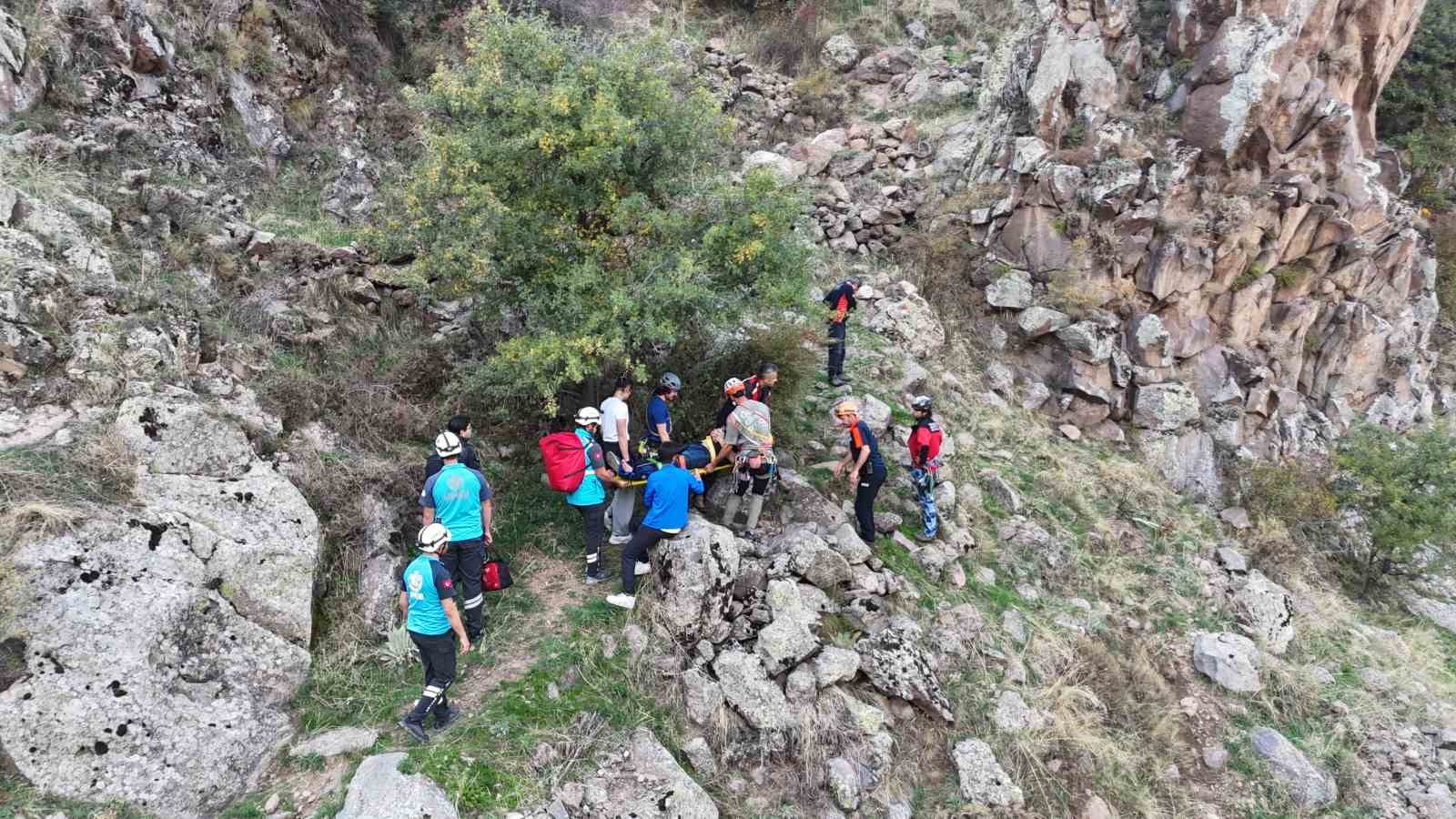 KAYALIKLARDAN DERE YATAĞINA DÜŞEN ŞAHIS KURTARILDI