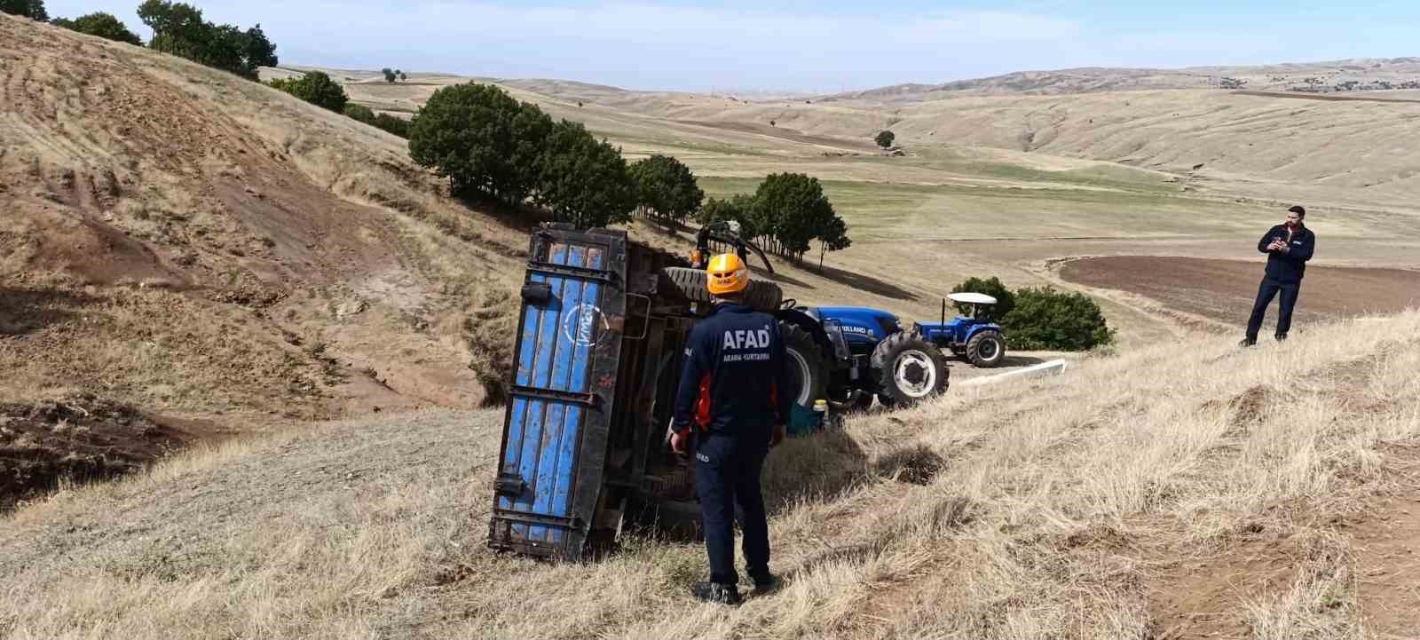 MUŞ’TA DEVRİLEN TRAKTÖRÜN ALTINDA KALAN SÜRÜCÜ AĞIR YARALANDI