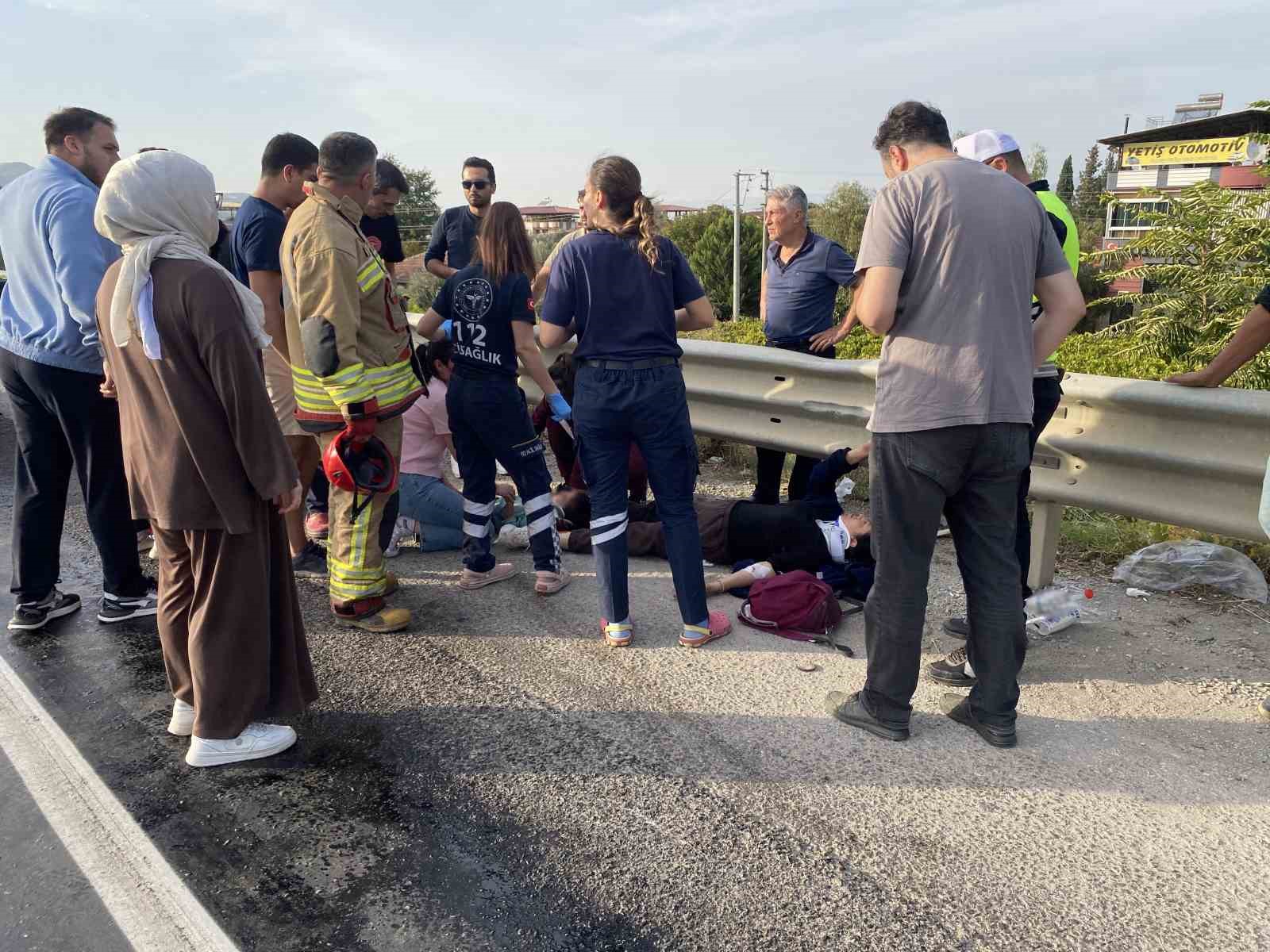 YOLA DÖKÜLEN MAZOT İKİ AYRI KAZAYA NEDEN OLDU: 5 YARALI