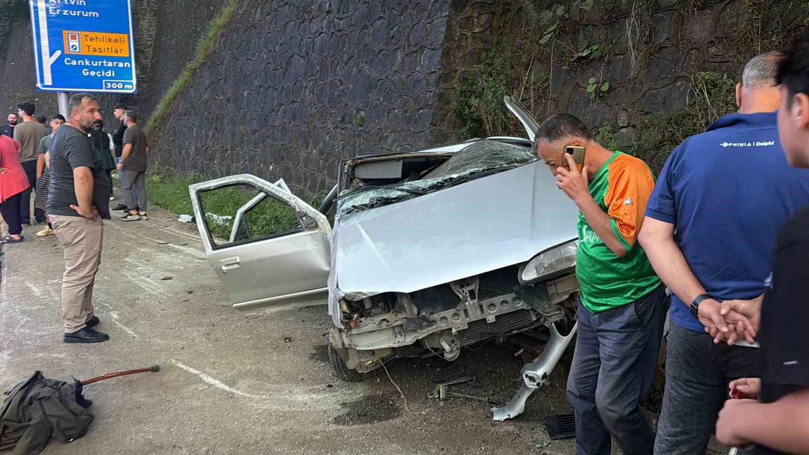 ARTVİN’DE CENAZE DÖNÜŞÜ KAZA: 2 YARALI