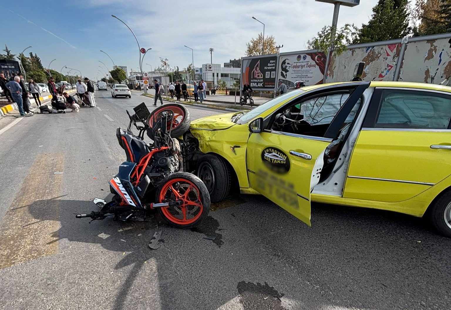 EDİRNE’DE TAKSİ İLE MOTOSİKLET ÇARPIŞTI: 2 YARALI