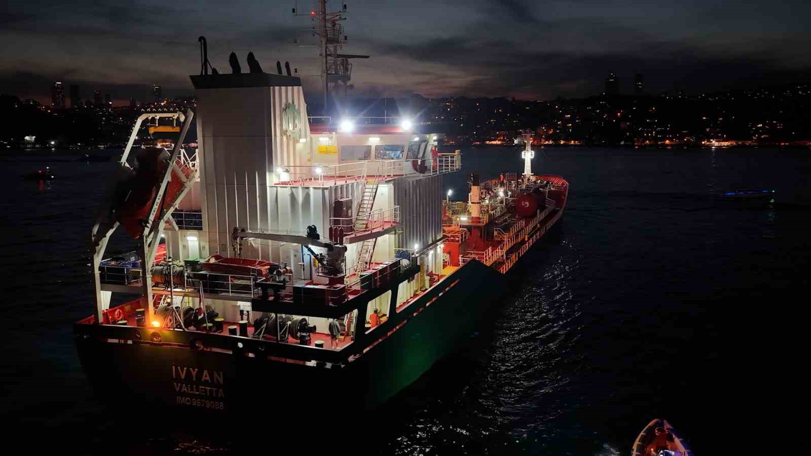 İSTANBUL BOĞAZI’NDA FACİANIN EŞİĞİNDEN DÖNÜLDÜ: KİMYASAL MADDE TAŞIYAN TANKER KIYIYA METRELER KALA DURABİLDİ