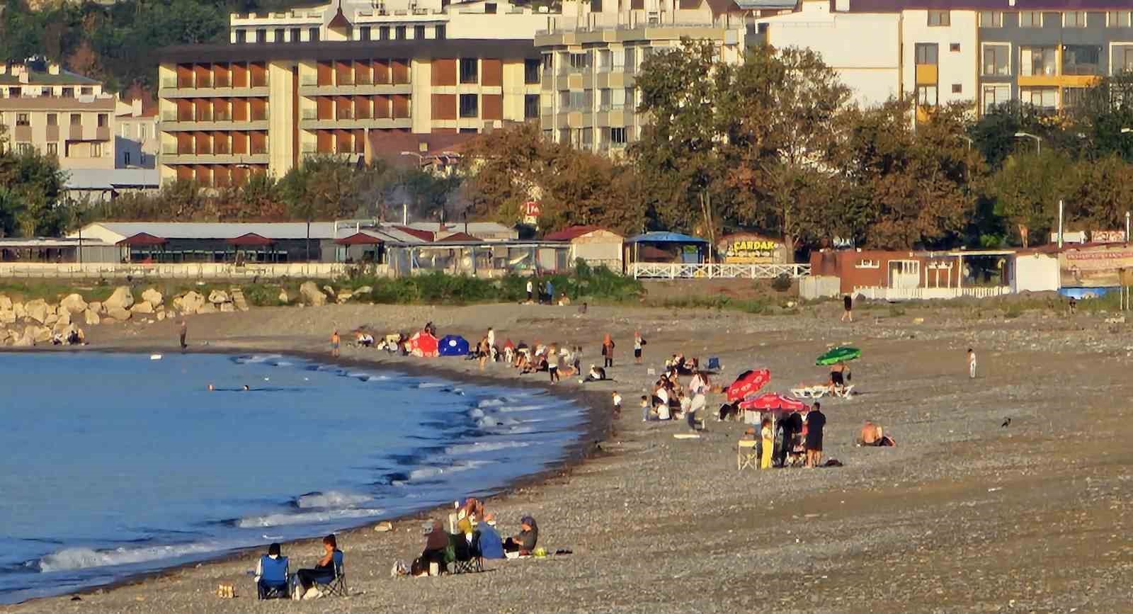 KASTAMONU’DA VATANDAŞLAR YAZDAN KALMA GÜNÜN TADINI SAHİLDE ÇIKARDI