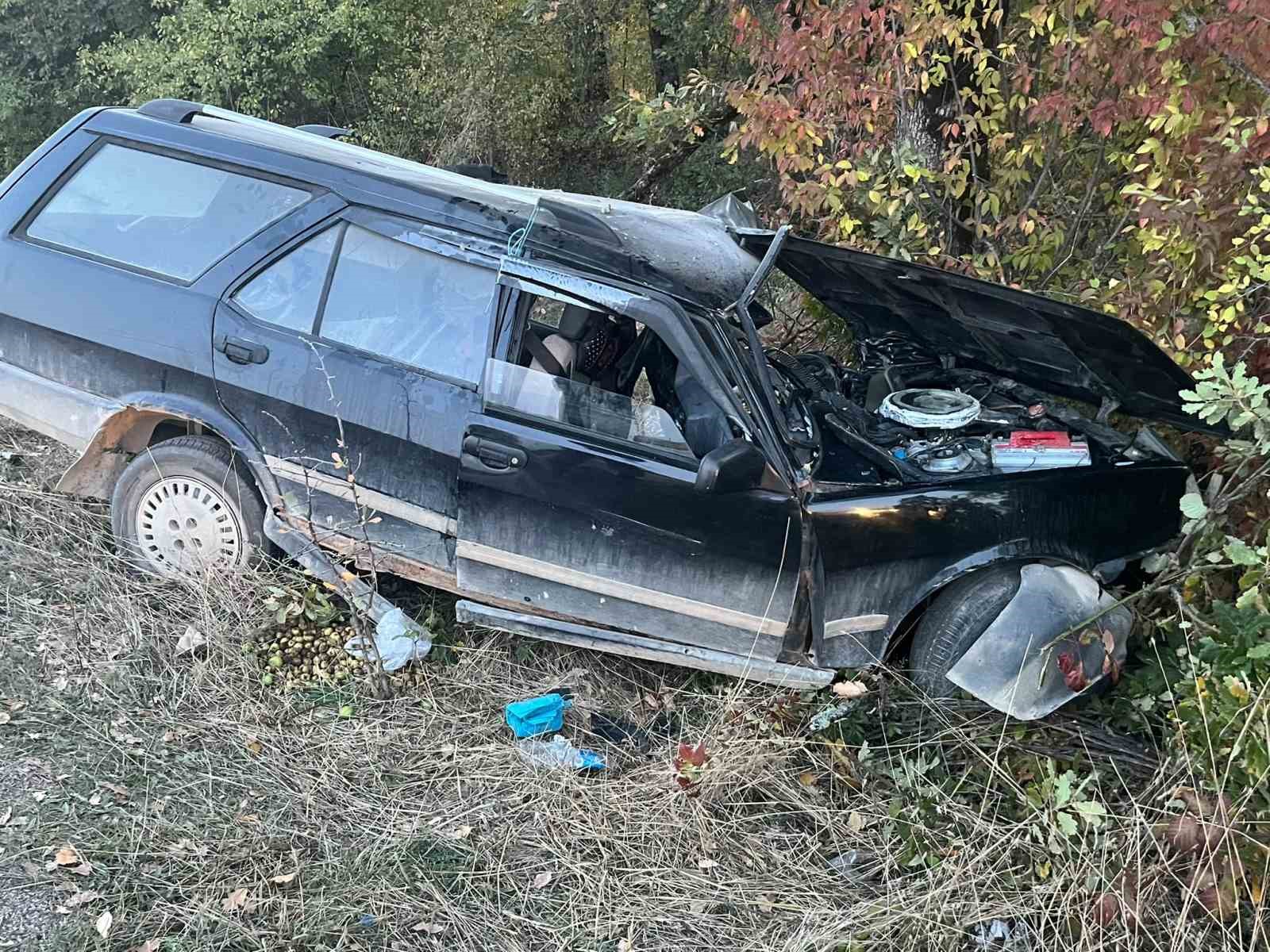 AĞACA ÇARPAN OTOMOBİL HURDAYA DÖNDÜ: SÜRÜCÜYÜ EKİPLER KURTARDI