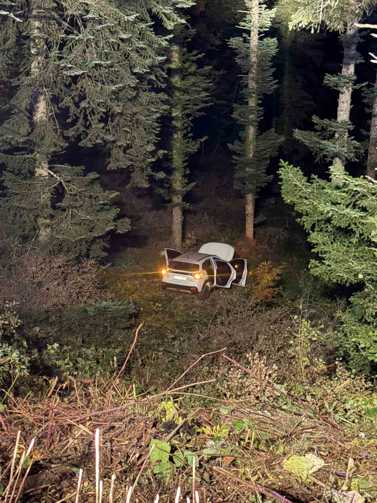 BOLU’DA OTOMOBİL UÇURUMA UÇTU: 4 YARALI
