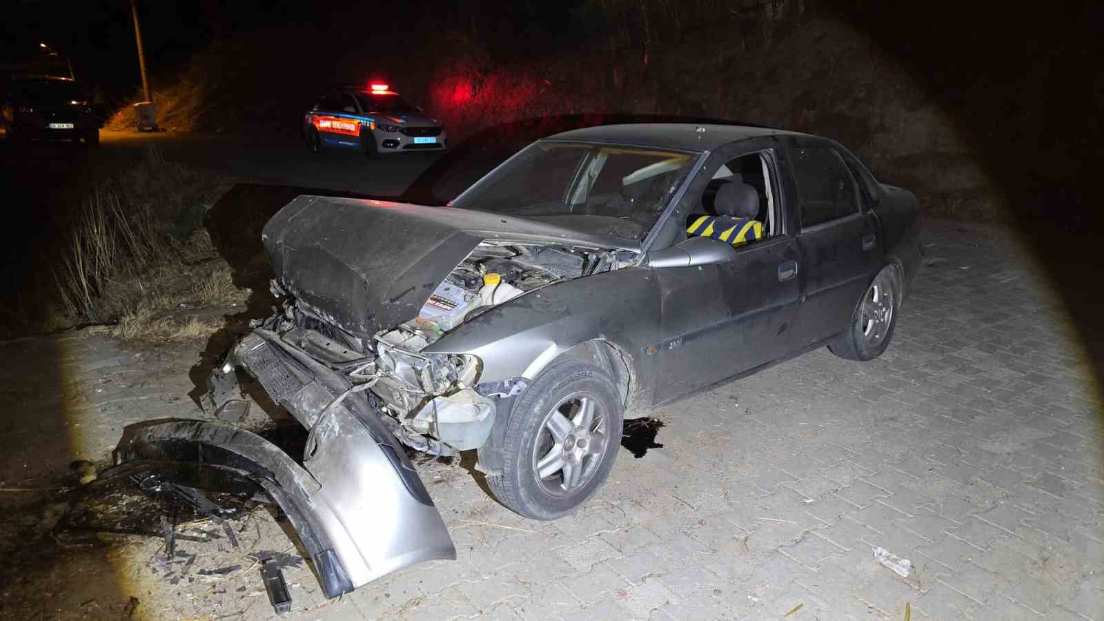 UÇURUMA YUVARLANAN OTOMOBİLDE SIKIŞAN SÜRÜCÜ KURTARILDI