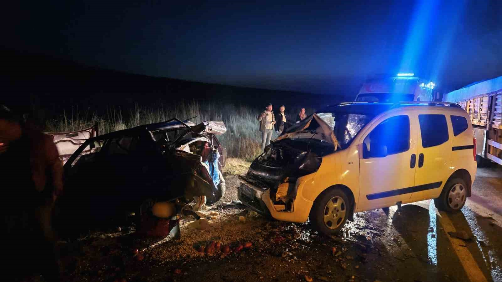 ÇORUM’DA HAFİF TİCARİ ARAÇ İLE OTOMOBİL ÇARPIŞTI: 5 YARALI