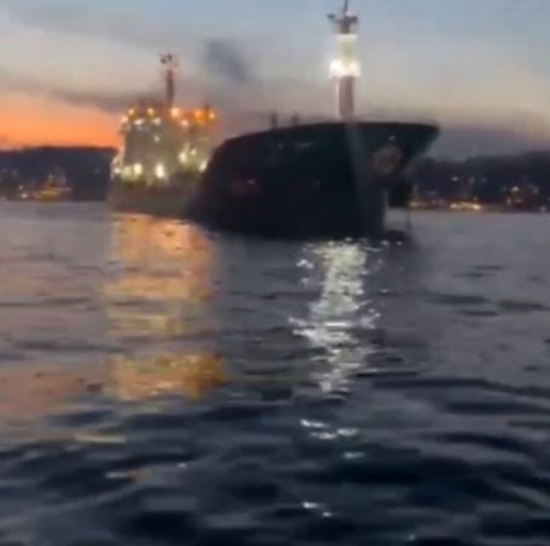İSTANBUL BOĞAZI’NDA FACİANIN EŞİĞİNDEN DÖNÜLDÜĞÜ ANLAR KAMERADA