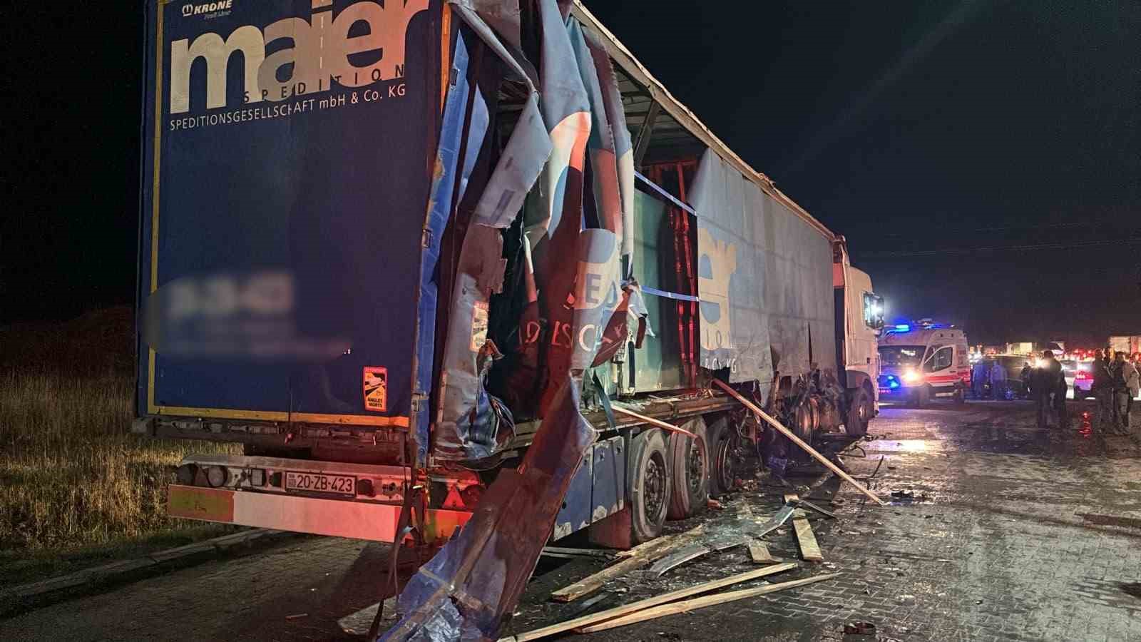 KARABÜK’TE ZİNCİRLEME TRAFİK KAZASI: 3 YARALI