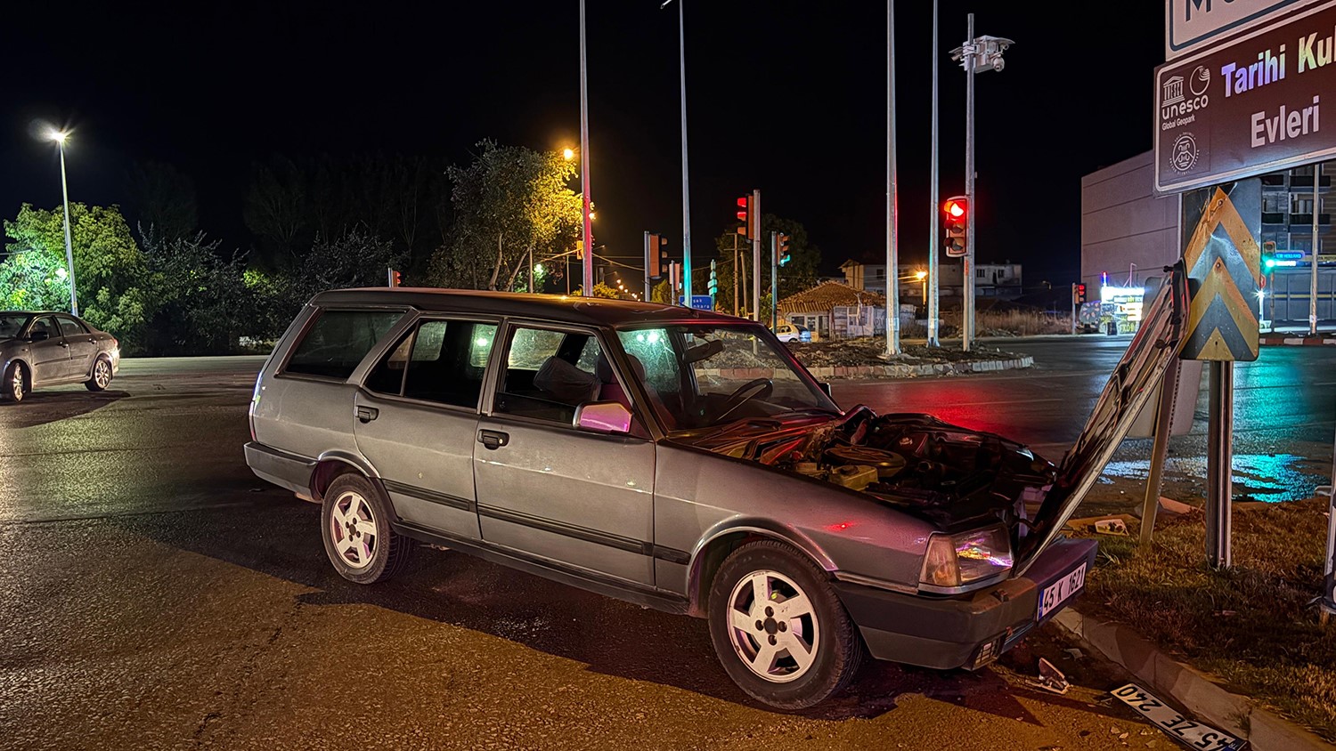 OTOMOBİLLER KAVŞAKTA ÇARPIŞTI: 1 YARALI