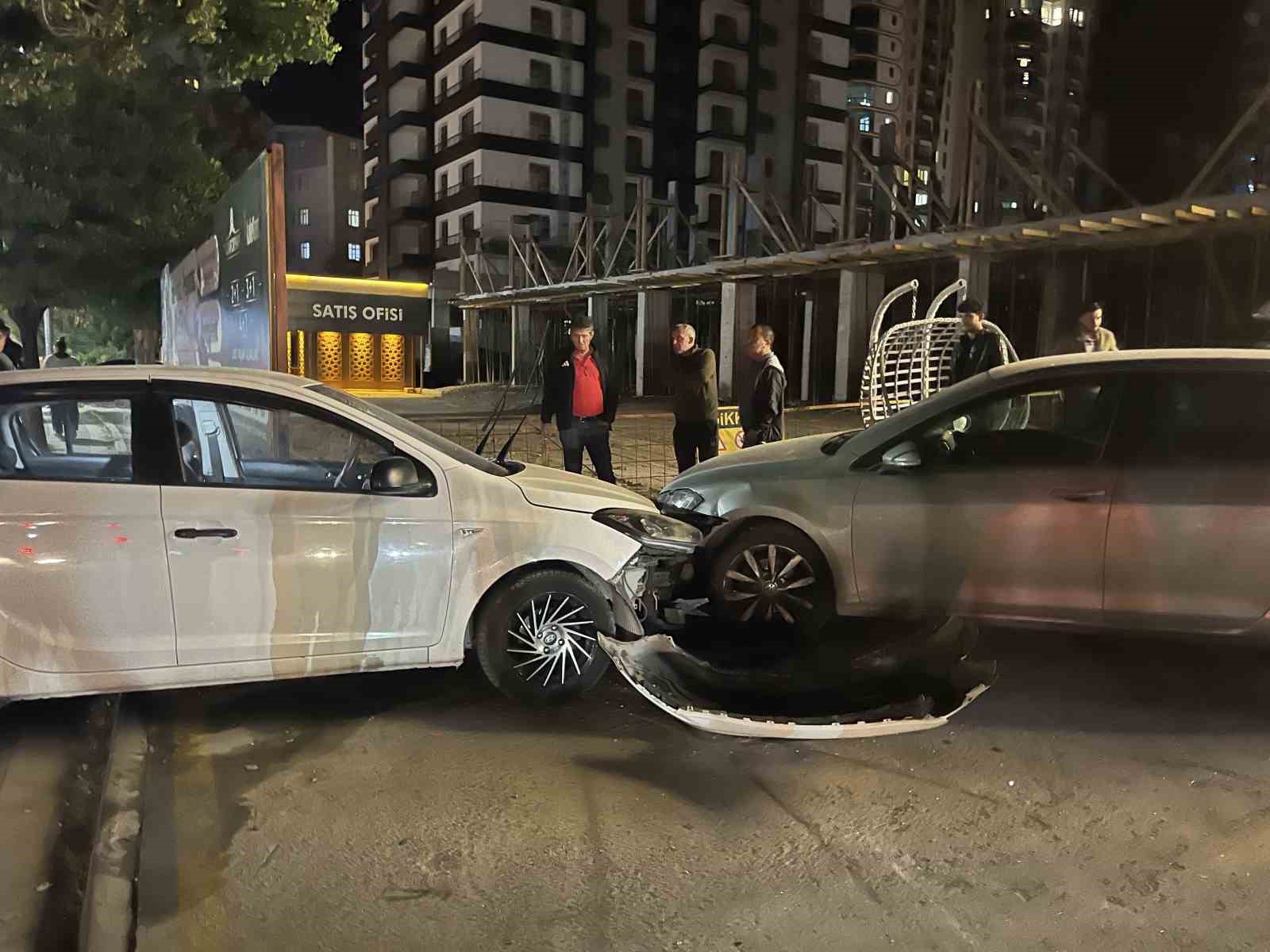 NİĞDE’DE OTOMOBİL DİREĞE VE PARK HALİNDEKİ ARACA ÇARPTI: 1 YARALI