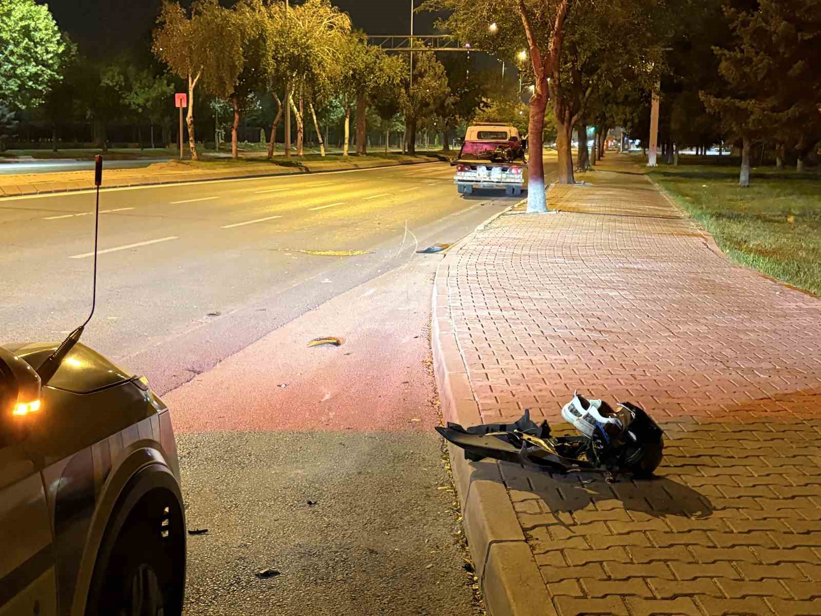 KAYSERİ’DE OTOMOBİLE VE TRAFİK LEVHASINA ÇARPAN MOTOSİKLET SÜRÜCÜSÜ 50 METRE SÜRÜKLENDİ: 1 AĞIR YARALI