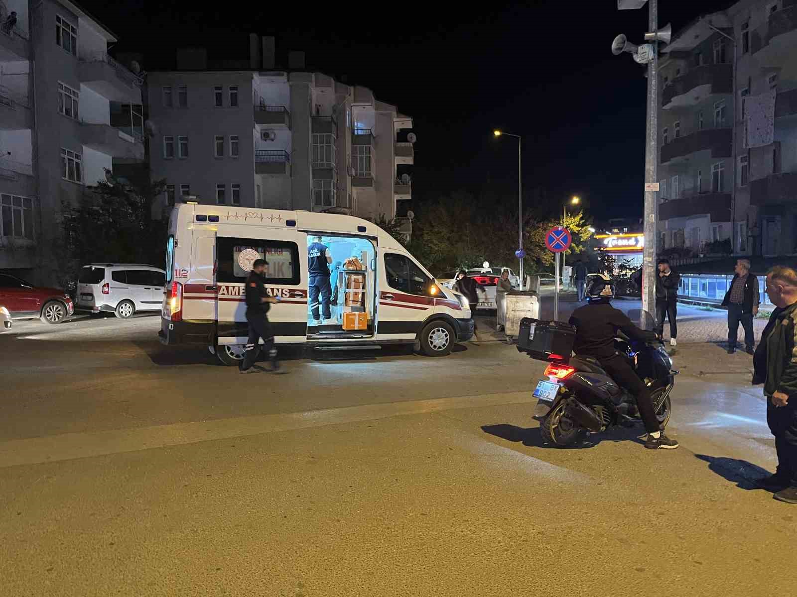 NİĞDE’DE MOTOSİKLET İLE OTOMOBİL ÇARPIŞTI: 1 YARALI