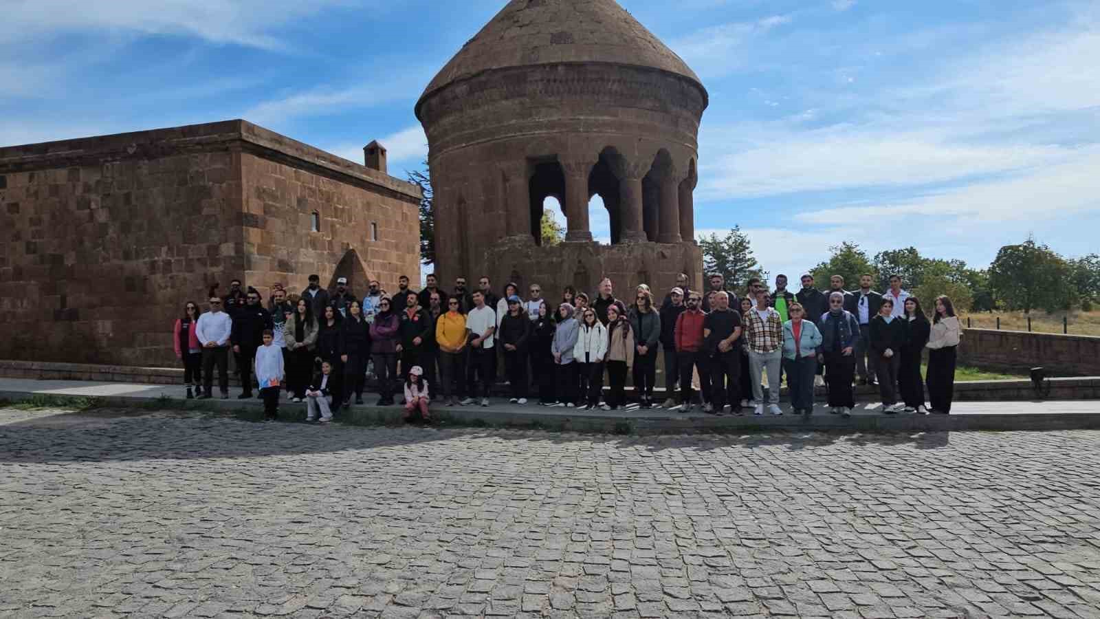 DOĞASEVERLER AHLAT’IN TARİHİ VE DOĞAL GÜZELLİKLERİNİ KEŞFETTİ
