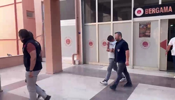 İZMİR’DE ŞÜPHE ÜZERİNE DURDURULAN MOTOSİKLETTEN UYUŞTURUCU ÇIKTI