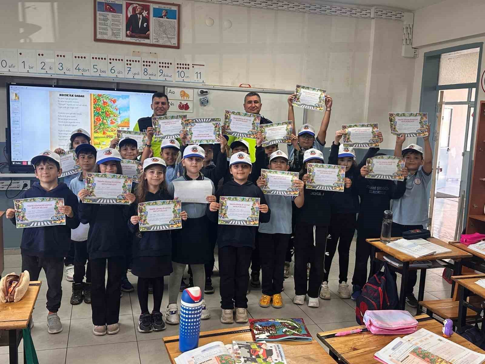 JANDARMADAN İLKOKUL ÖĞRENCİLERİNE TRAFİK EĞİTİMİ