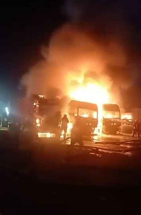 BEYLİKDÜZÜ’NDE TIR GARAJI KUNDAKLANDI: 4 ARAÇ KÜLE DÖNDÜ