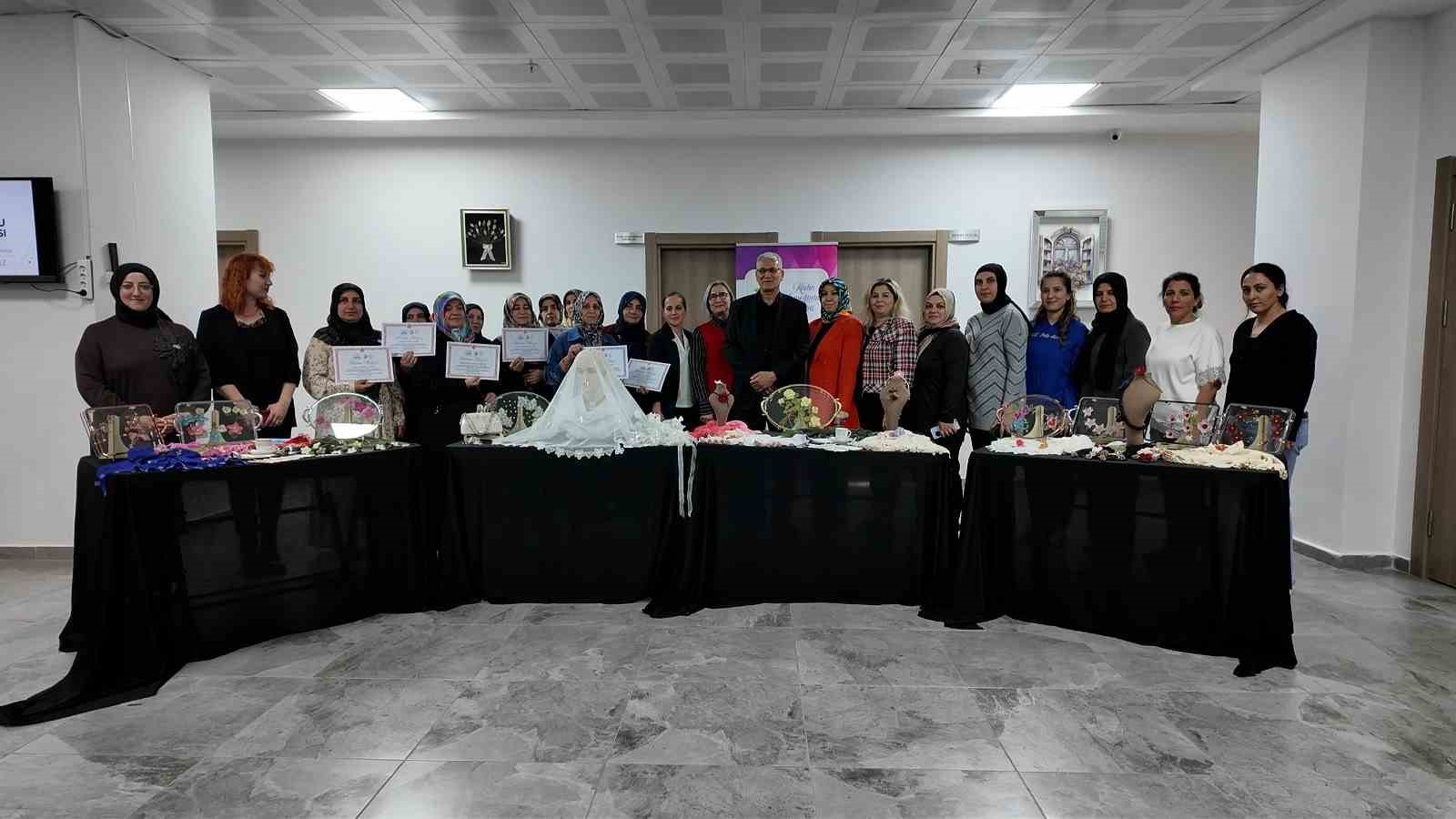 ELAZIĞ’DA KURSU TAMAMLAYAN KADINLARA SERTİFİKALARI VERİLDİ