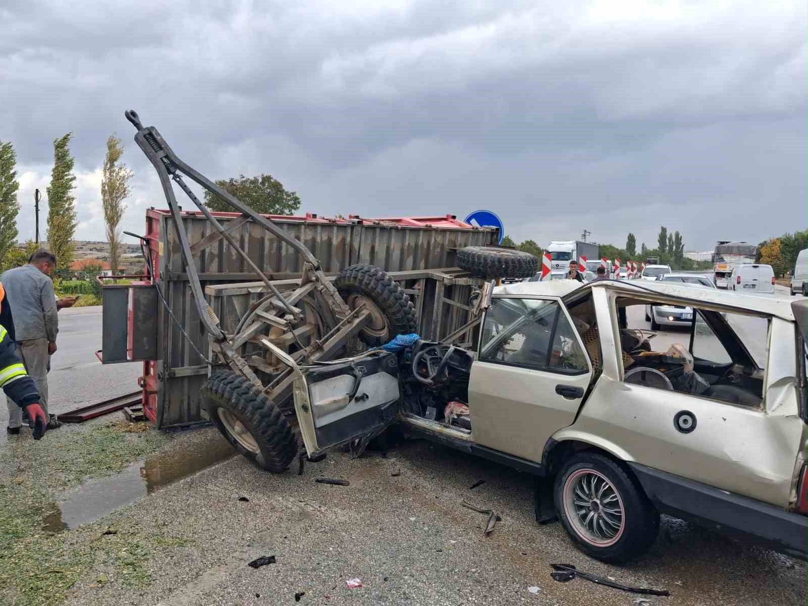 BURDUR’DA TRAKTÖR İLE OTOMOBİL ÇARPIŞTI: 1 AĞIR YARALI