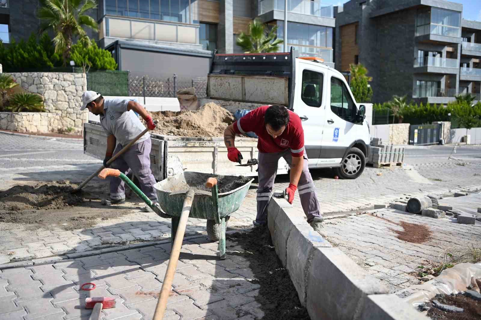 KUŞADASI’NDA 12 BİN METREKARELİK YOL ÇALIŞMASI TAMAMLANDI