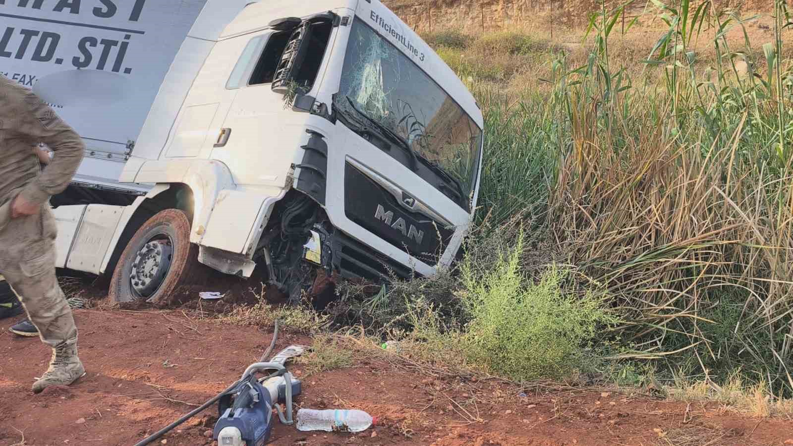 CİLVEGÖZÜ SINIR KAPISI’NDA KONTROLDEN ÇIKAN TIR ZEYTİN BAHÇESİNE UÇTU: 1 YARALI