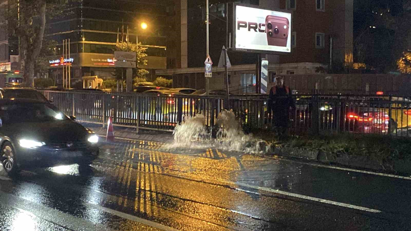 BEŞİKTAŞ ZİNCİRLİKUYU ALT GEÇİDİNİ SU BASTI, BÜYÜKDERE CADDESİ GÖLE DÖNDÜ