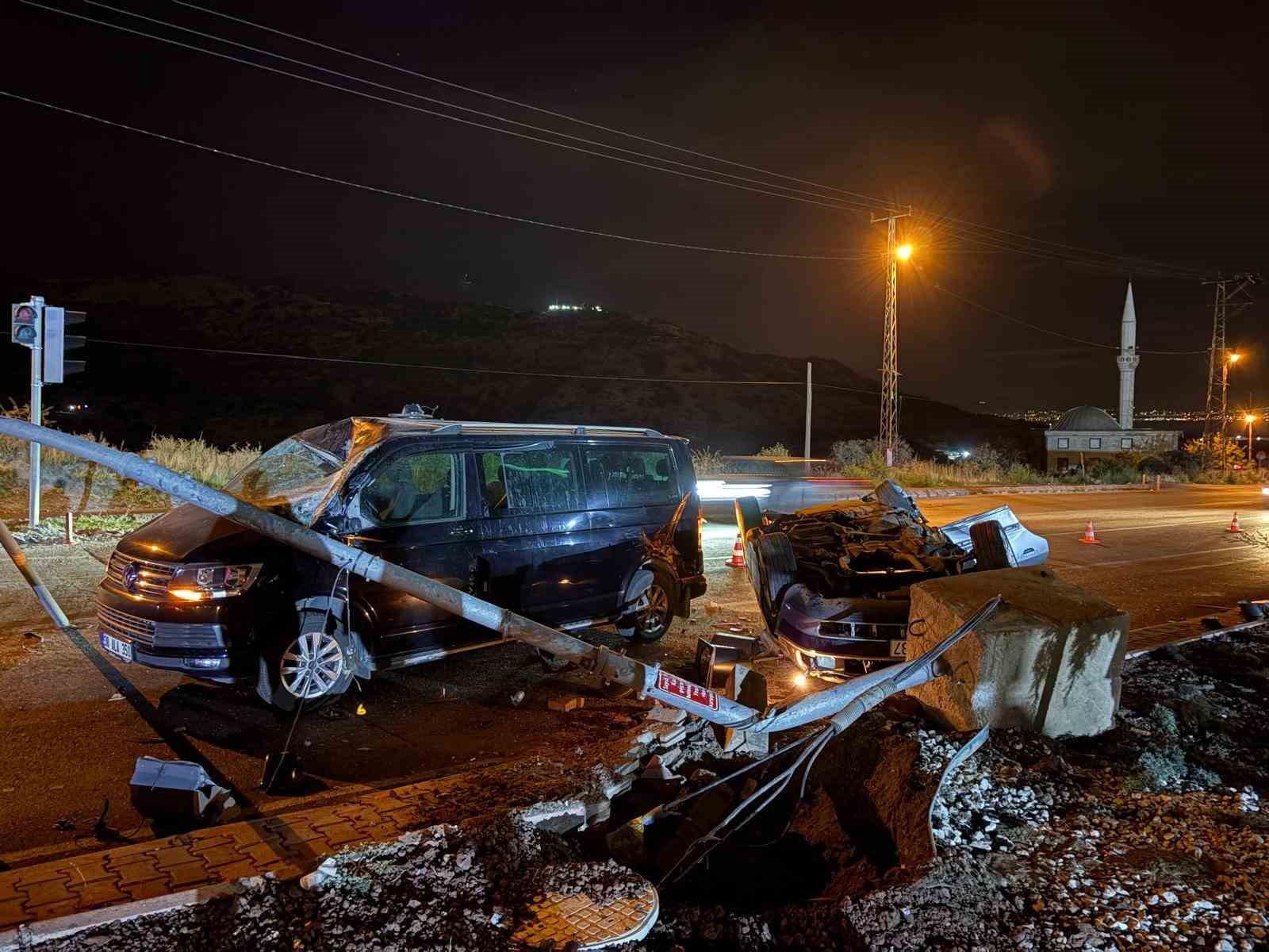 KONTROLDEN ÇIKARAK TAKLA ATAN OTOMOBİL, IŞIKTA BEKLEYEN MİNİBÜSE ÇARPTI: 2 YARALI