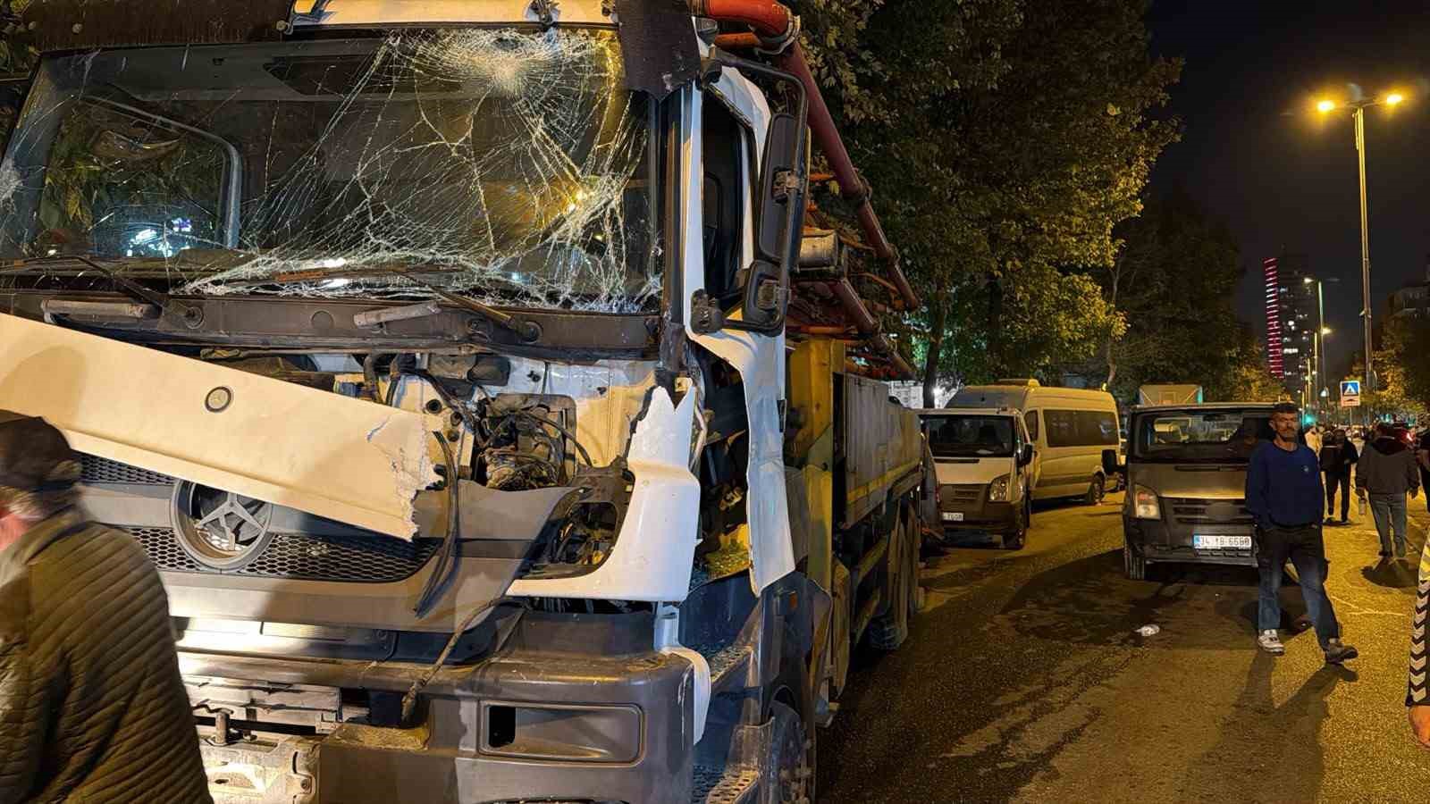 AVCILAR’DA EL FRENİ ÇEKİLMEYEN BETON POMPASI DEHŞET SAÇTI: 7 ARAÇ HASAR ALDI