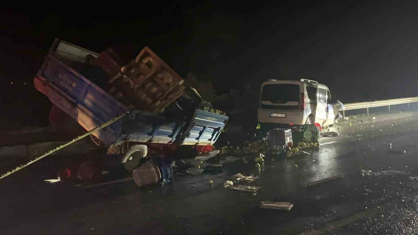 SAKARYA’DA 3 ARACIN KARIŞTIĞI KAZADA 2 KİŞİ ÖLDÜ, 3 KİŞİ YARALANDI