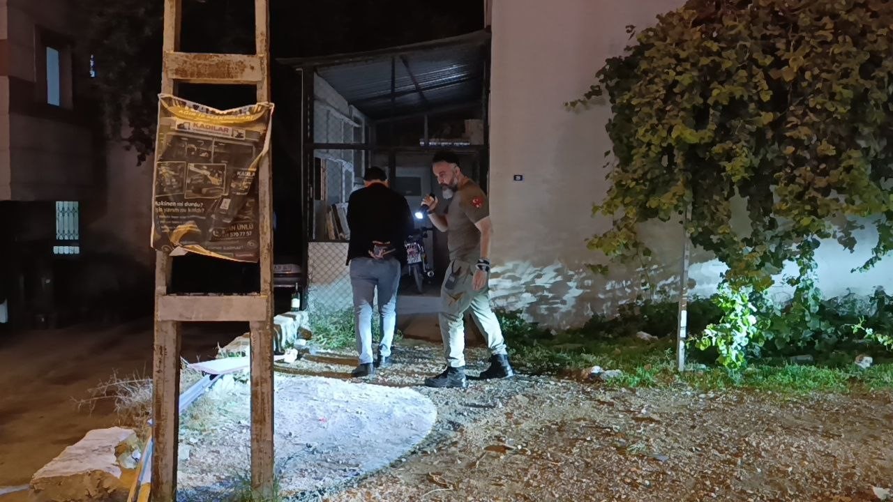 PLAKASIZ MOTOSİKLETLE GELEN ŞÜPHELİ 1 KİŞİYİ AYAĞINDAN VURDU