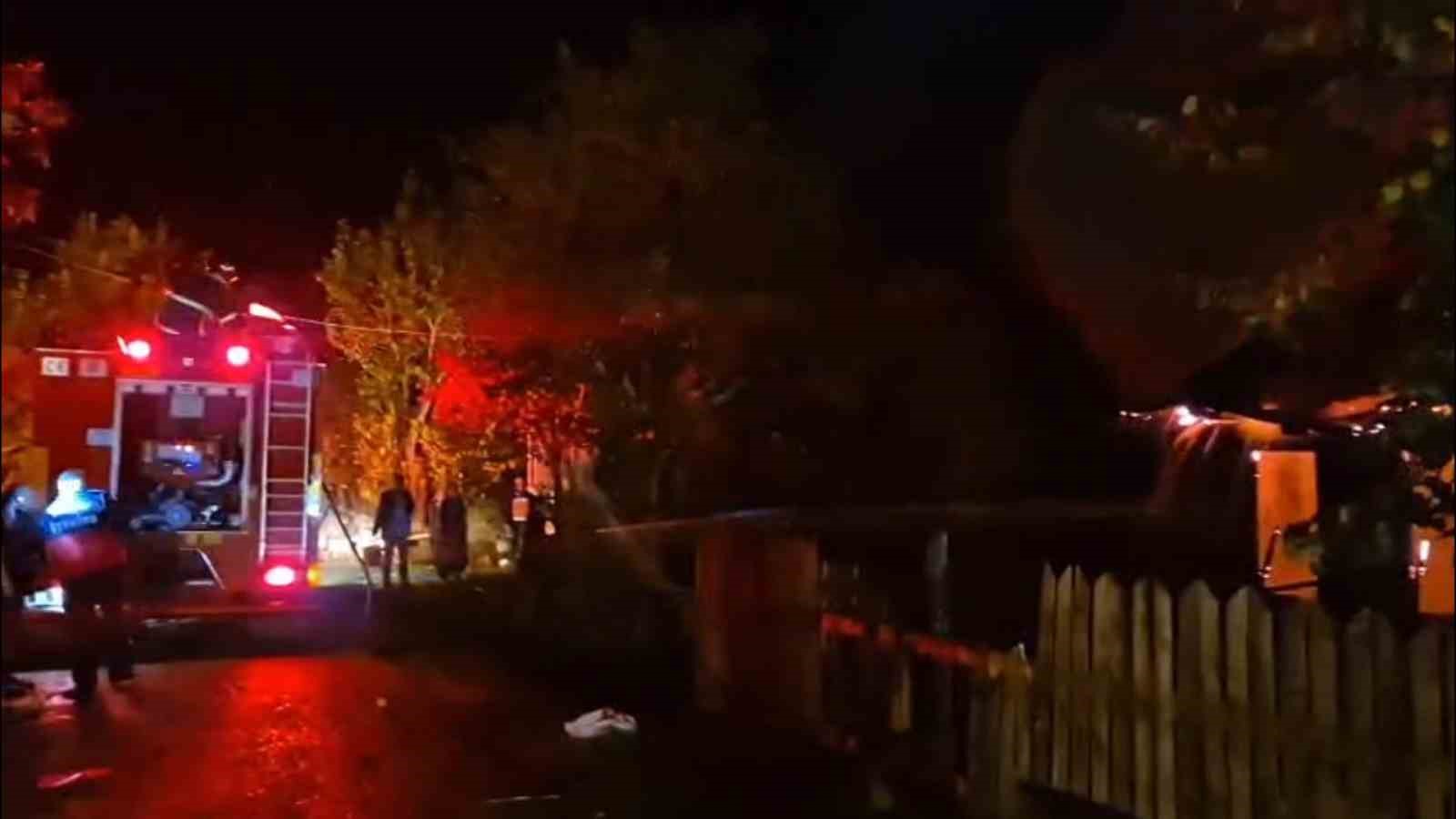 BOLU’DA ÜZERİNE YILDIRIM DÜŞEN EV ALEV ALEV YANDI