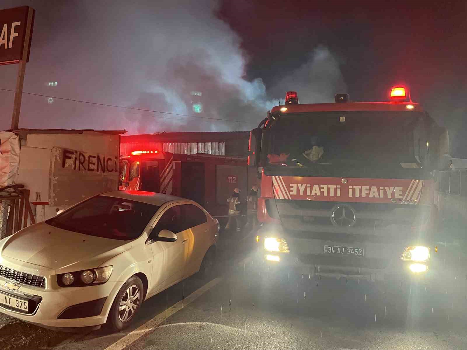 ESENYURT’TA TEKSTİL ÜZERİNE İŞ YERİ ALEV ALEV YANDI