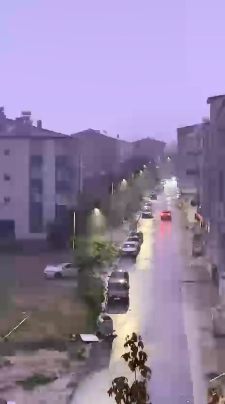 ELAZIĞ’DA ŞİMŞEKLER GECEYİ AYDINLATTI