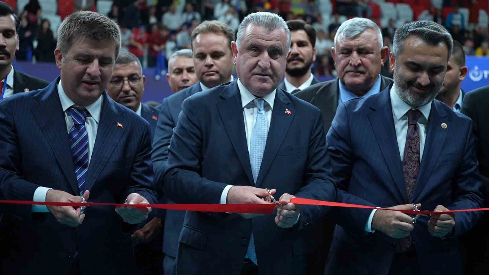 GENÇLİK VE SPOR BAKANI BAK, KIRIKKALE’DE YENİ SPOR SALONUNUN AÇILIŞINI YAPTI