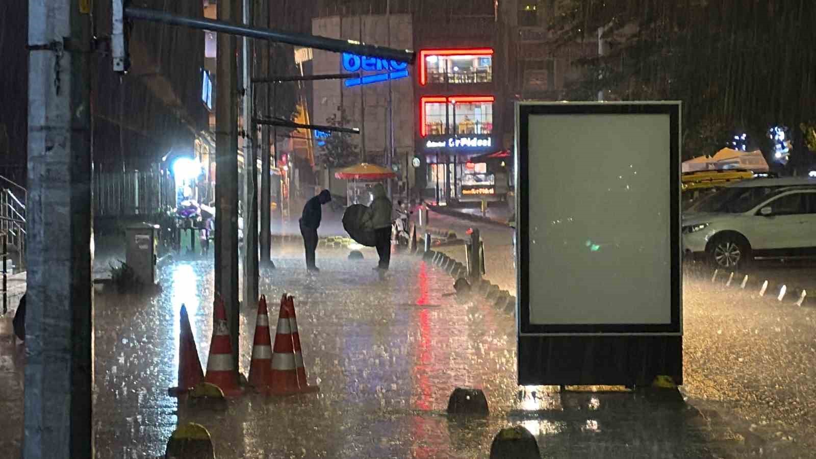 DÜZCE’DE SAĞANAK YAĞIŞ ŞİDDETİNİ ARTTIRDI