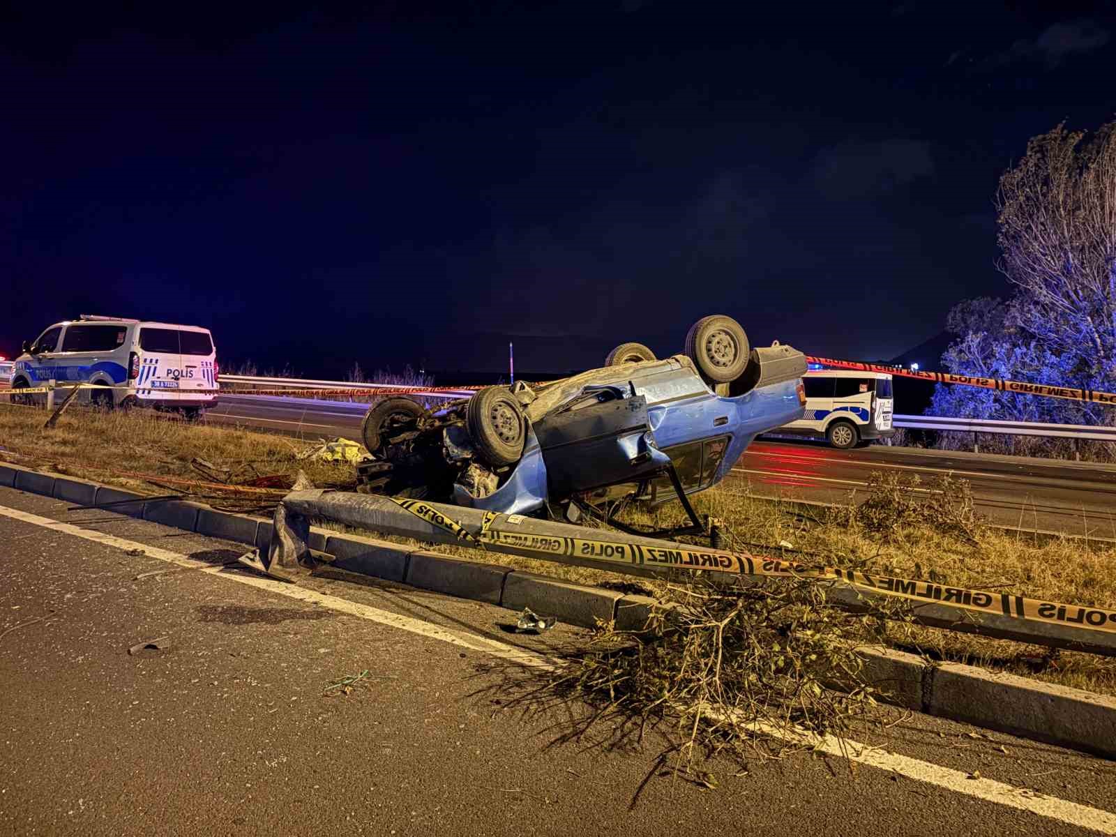 KAYSERİ’DE AYDINLATMA DİREĞİNE ÇARPAN OTOMOBİL TAKLA ATTI: 2 AĞIR YARALI